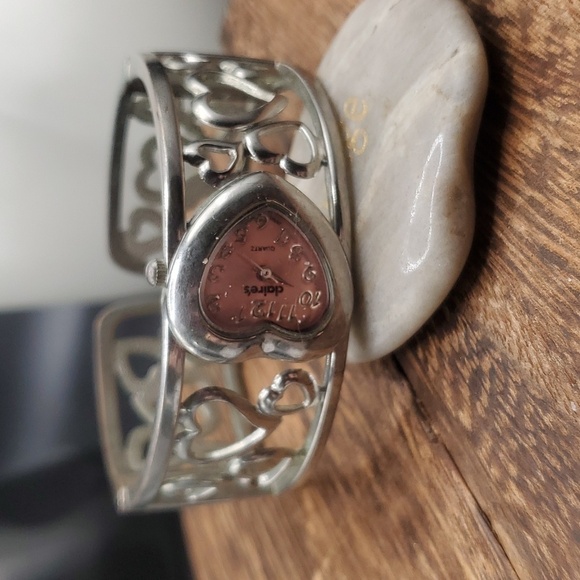 B2727 vintage Claire's heart scroll cuff bracelet needs batteries - Picture 1 of 3